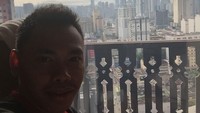 Eko Yuli menikmati indahnya pemandangan Kota Kuala Lumpur dengan landmark Petronas Tower. Saat itu sedang momen SEA Games 2017 dan Eko meraih emas (ekopower62/Instagram)