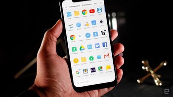 Soal OS, Pocophone F1 menggunakan Android Oreo yang ditambah dengan MIUI 9.6. Meski disebut MIUI, namun sebenarnya ini adalah MIUI versi modifikasi yang bernama MIUI for Poco, lengkap dengan tema Poco, yang jika dilihat sekilas mirip dengan tampilan Nova Launcher. Foto: Pocophone F1 (Edgadget)