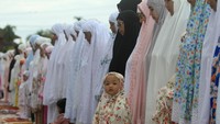 Hari ini seluruh umat muslim di Indonesia serentak melaksanakan salat Iduladha 1439 H sesuai dengan jadwal yang ditetapkan Pemerintah dan dilanjutkan dengan penyembelihan hewan kurban. Antara Foto/Syifa Yulinnas.