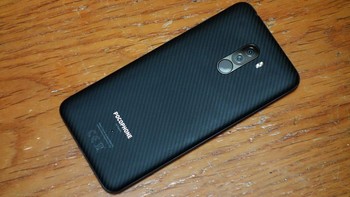 Pocophone F1 hadir dengan baterai berkapasitas 4.000 mAh ditambah kemampuan 18W Quick Charge 3.0 plus pengisi daya QC3. Foto: Istimewa/Trusted Review