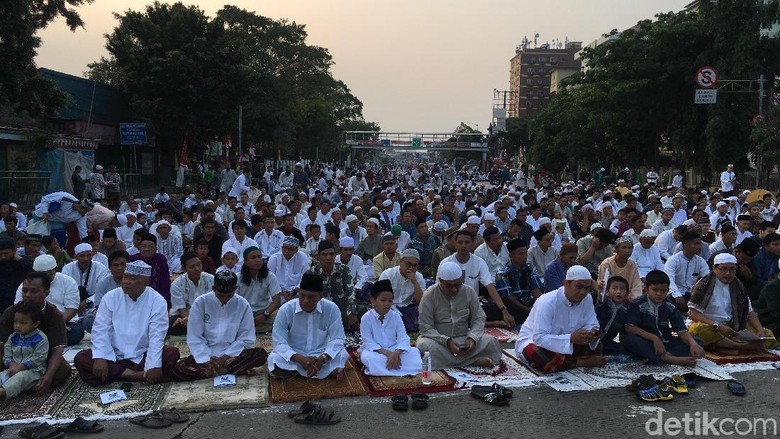Khatib Salat Id di Monumen Perjuangan Ajak Warga Lawan Hoax Khatib Salat Id di Monumen Perjuangan Ajak Warga Lawan Hoax