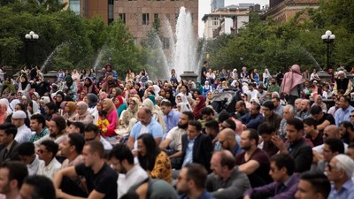 Ketika Umat Muslim AS Salat Idul Adha di Washington Square Park