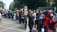 Suasana saat warga mengantre untuk membeli tiket di pintu 4 kawasan Gelora Bung Karno, Jakarta.
