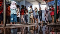 Warga mengantre dengan tertib.