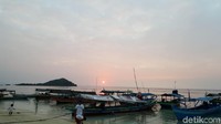 Tentu saja para pengunjung tidak akan melewatkan momen indah ini. Ramailah mereka berburu foto di pingir pantai. (Syanti/detikTravel)