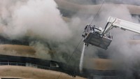 Penyebab kebakaran masih belum diketahui, hanya saja api berasal lantai 12 dari keseluruhan 17 lantai (Foto: Dok. REUTERS/Francis Mascarenhas)