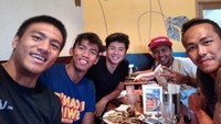 Berada di Amerika, Gagarin dengan rekan atlet yang lain sempat makan siang bersama. Lengkap dengan Siman, salah satu atlet renang dari Indonesia. Foto: Instagram @gerinathaniel