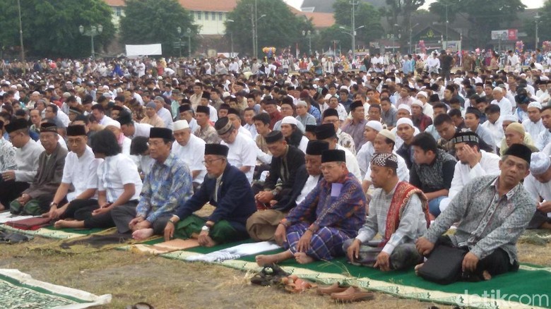 Bersama Ribuan Warga, Sultan HB X Salat Ied di Alun-alun Yogya Bersama Ribuan Warga, Sultan HB X Salat Ied di Alun-alun Yogya