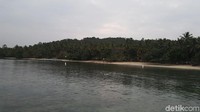 Beginilah pagi di Pantai Pahawang, tenang dan adem. (Syanti/detikTravel)