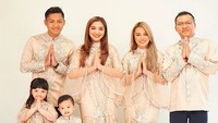Tak ketinggalan keluarga Anang dan Ashanty yang juga tampil seragam. Busana berwarna pastel dipilih Ashanty menyeragamkan busana menyambut hari raya Idul Adha. Foto: (instagram)