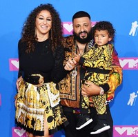 Nicole tampil simpel namun tetap glamor dengan padu padan blouse lace hitam dan rok pleats motif baroque Versace seharga Rp 21,5 juta. Foto: Getty Images