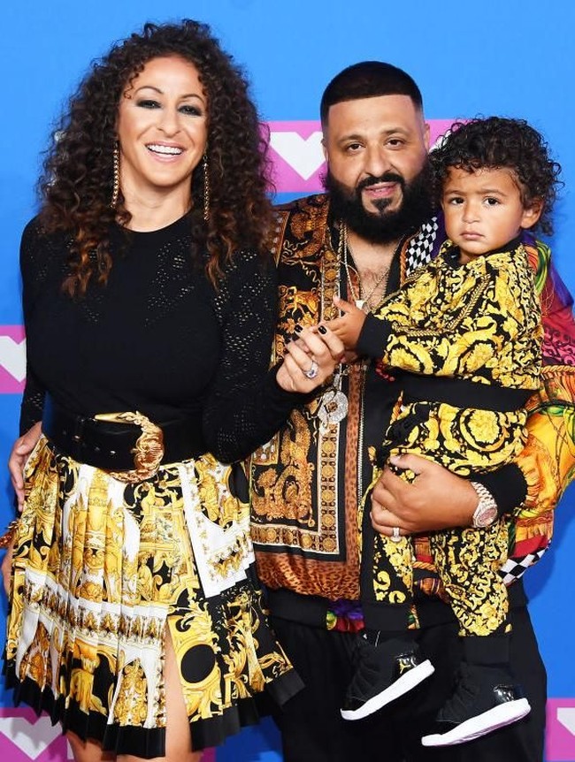 Nicole tampil simpel namun tetap glamor dengan padu padan blouse lace hitam dan rok pleats motif baroque Versace seharga Rp 21,5 juta. Foto: Getty Images