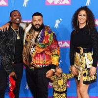 Produser musik peraih penghargaan Best Collaboration di MTV VMAs ini mengenakan Versace Sweater Jacket yang dipadukannya dengan celana hitam. Dinukil dari situs belanja high-end Farfetch, jaket tersebut dibanderol dengan harga Rp 30 jutaan. Foto: Getty Images