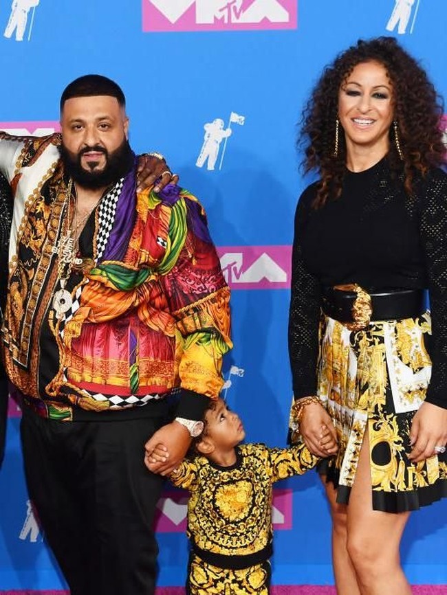 Produser musik peraih penghargaan Best Collaboration di MTV VMAs ini mengenakan Versace Sweater Jacket yang dipadukannya dengan celana hitam. Dinukil dari situs belanja high-end Farfetch, jaket tersebut dibanderol dengan harga Rp 30 jutaan. Foto: Getty Images