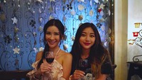 Dinner date bareng sang ibu, Calista memlih segelas wine dan aneka hidangan Thailand enak. Foto: Instagram xcalikins