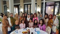 Pernah mencalonkan diri sebagai Gubernur Gorontalo membuatnya akrab dengan beberapa politisi wanita tanah air. Bersama bu Ani ytc, tulis Hana saat duduk dan makan bersama istri Susilo Bambang Yudhoyono dan rekan lainnya. Foto: Instagram hana_fadel
