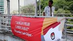 Spanduk Jangan Pilih Capres Jahat Mejeng di JPO Cempaka Putih