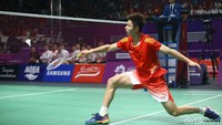 Shi Yuqi berusaha menjangkau shuttlecock saat melawan Anthony di laga pertama final bulutangkis beregu putra Asian Games 2018.