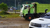 Walau terdapat perbedaan keyakinan di tengah masyarakat, namun mereka saling bahu-membahu dalam mendukung kegiatan keagamaan di daerah mereka. Salut! (Masaul/detikTravel)