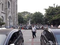 Jemaah Istiqlal dan Jemaat Misa Parkir Rapi di Halaman Katedral