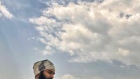 Tidak hanya di India, namun juga ke destinasi di negara lain. Ini dirinya saat berada di Golden Temple. (nitinchauhanofficial/Instagram)