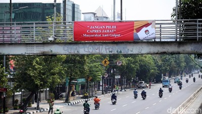 Spanduk Jangan Pilih Capres Jahat Mejeng di JPO Cempaka Putih