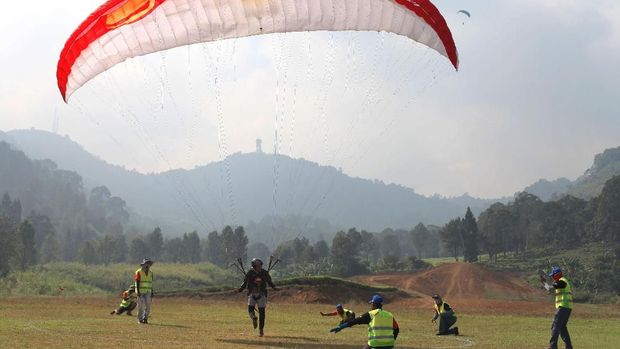 Tim paralayang putra Indonesia mendarat tepat dan meraih emas Asian Games 2018 pada kategori akurasi mendarat. (