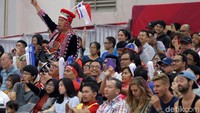 Suporter Thailand berdiri di antara penonton dari berbagai negara. Dia datang dengan membawa bendera Thailand dan Indonesia.
