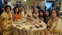  bukber itu suatu rejeki kita bersama, tulis wanita yang kini berusia 49 tahun itu. Sepertinya ini geng sosialita Hana. Walu begitu, mereka terlihat berbuka dengan beragam sajian tradisional. Foto: Instagram hana_fadel