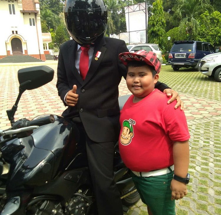 Potret Fairel, Bocah Pramuka yang Melongo Lihat Jokowi 