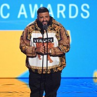 Untuk penampilan di atas panggung, DJ Khaled berganti kostum. Masih mengenakan busana dari Versace, kali ini ia memilih jaket hoodie berpotongan lebih panjang dengan gambar macan tutul di bagian depan. Jaket tersebut dijual seharga Rp 28,7 jutaan. Foto: Getty Images