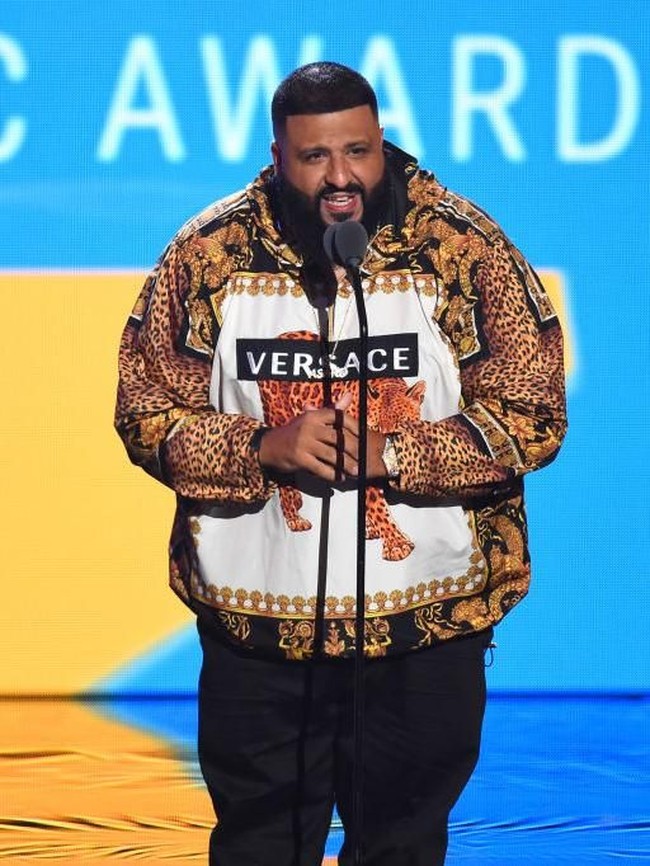 Untuk penampilan di atas panggung, DJ Khaled berganti kostum. Masih mengenakan busana dari Versace, kali ini ia memilih jaket hoodie berpotongan lebih panjang dengan gambar macan tutul di bagian depan. Jaket tersebut dijual seharga Rp 28,7 jutaan. Foto: Getty Images