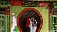 Beberapa orang warga mengabadikan foto usai Salat Idul Adha di Masjid Babah Alun.