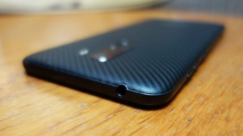 Poco F1 dikemas dengan dukungan speaker stereo, satu ada di sisi bawah dan satunya lagi berlaku sebagai earpiece. Foto: Istimewa/Trusted Review