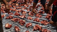 Daging kurban yang telah dipotong-potong siap dibagikan kepada warga.