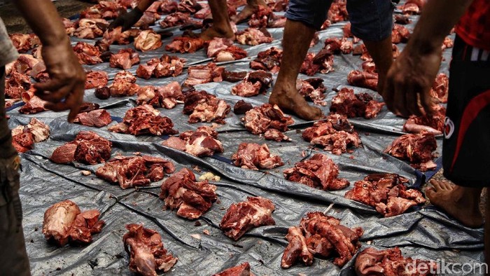 Warga mengantre pembagian daging kurban di Yayasan Al Kahfi, Warakas, Jakarta Utara, Rabu (22/8/2018). Idul Adha kali ini, yayasan tersebut memotong 8 ekor sapi dan 20 ekor kambing.