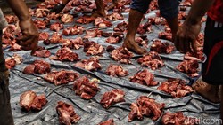 Penggunaan plastik sudah dilarang di sejumlah wilayah di Indonesia, sehingga untuk membungkus daging kurban menjadi dipertanyakan apa yang baik untuk digunakan.