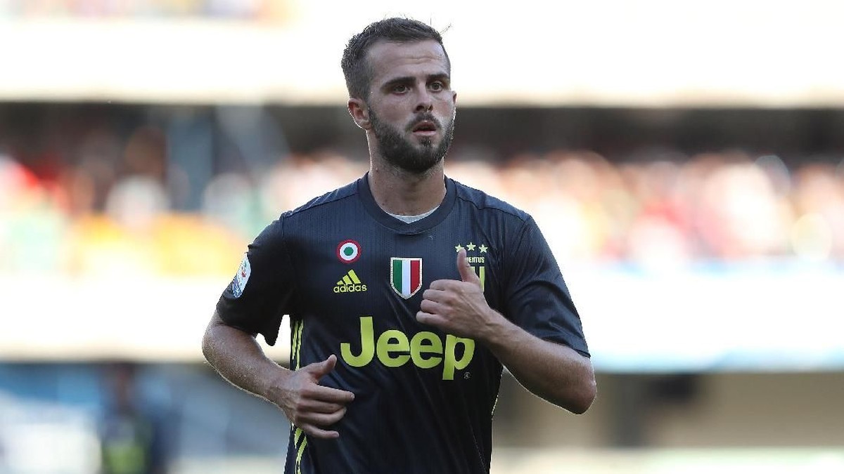 Miralem Pjanic dikabarkan jadi salah satu incaran Real Madrid (Foto: Marco Luzzani/Getty Images)