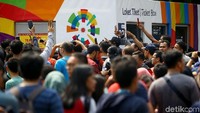 Padatnya antrean penonton karena masyarakat antusias ingin mendukung Timnas Indonesia meraih medali emas dalam cabang olahraga bulutangkis beregu putra.