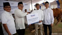Merayakan Hari Raya Idul Adha Bank Mandiri menyumbangkan hewan kurban untuk Lombok.
