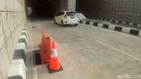 Hilangnya penutup gorong-gorong di underpass Mampang ini sudah yang ketiga kalinya. Kejadian pertama sekitar 16 penutup lubang gorong-gorong di sisi kiri jalan underpass Mampang-Kuningan yang mengarah ke Ragunan hilang (Foto: Matius Alfons/detikcom)
