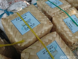 No More Plastic, Kampung Ini Bagikan Daging Kurban Gunakan Besek