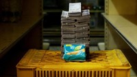 Membeli sebungkus pembalut wanita membutuhkan uang 3,5 juta Bolivar. Meneteng uangnya saja sudah bikin pegal duluan. Foto: Dok. Boredpanda