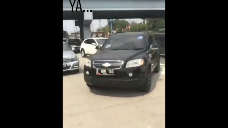 Video bocah SMP berdarah karena dipukul sopir mobil berstiker TNI viral di medsos. Foto: Screenshot video viral Video bocah SMP berdarah karena dipukul sopir mobil berstiker TNI viral di medsos. Foto: Screenshot video viral