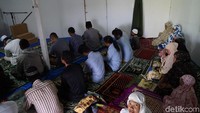 Sebanyak 29 jemaah laki-laki dan 16 jemaah perempuan mengikuti salat id secara khusyuk di musala Polsek Pegaf. (Masaul/detikTravel)