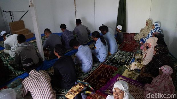 Sholat id bertempat di Musala Polsek Pegaf (Masaul/detikTravel)