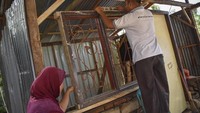 Abdul Kadir (42) warga korban gempa membangun rumahnya kembali pascagempa di Dusun Dasan Tengak, Desa Teniga, Kecamatan Tanjung, Lombok Utara, NTB, Selasa (21/8).  (Foto: ANTARA FOTO/Ahmad Subaidi)