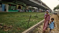 Usai Salat Idul Adha warga lanjut menyaksikan proses pemotongan hewan kurban.