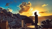 Tak afdal rasanya bila melewatkan sunset cantik di Santorini, Yunani. (nitinchauhanofficial/Instagram)