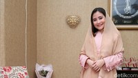 Ia tampil dengan busana berwarna lembut menyambut hari raya kurban ini. Foto: (ismail/detikhot)